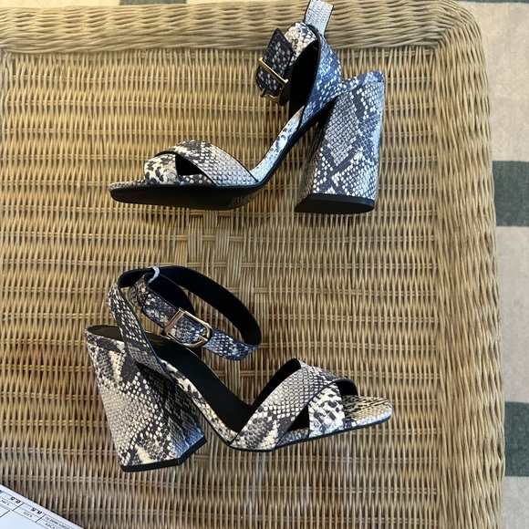 NEW IN BOX Qupid Black and White Snake Print Heels - Picture 3 of 3
